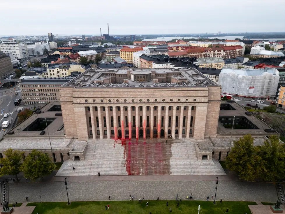 Eduskuntatalon pylväät ja&nbsp;luontotuho